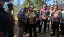Kepala Kantor Pertanahan ATR/BPN Kabupaten Bandung Barat (KBB), Gunung Jayalaksana, mendampingi Wakil Ketua Komisi III DPRD RI, Fraksi Partai Demokrat, Dr. H. Dede Yusuf Macan Effendi menyerahkan sertipikat Program Pendaftaran Tanah Sistematis Lengkap (PTSL) di Padalarang (foto: Abdul Kholilulloh)