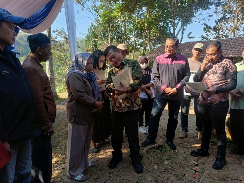 Kepala Kantor Pertanahan ATR/BPN Kabupaten Bandung Barat (KBB), Gunung Jayalaksana, mendampingi Wakil Ketua Komisi III DPRD RI, Fraksi Partai Demokrat, Dr. H. Dede Yusuf Macan Effendi menyerahkan sertipikat Program Pendaftaran Tanah Sistematis Lengkap (PTSL) di Padalarang (foto: Abdul Kholilulloh)