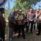 Kepala Kantor Pertanahan ATR/BPN Kabupaten Bandung Barat (KBB), Gunung Jayalaksana, mendampingi Wakil Ketua Komisi III DPRD RI, Fraksi Partai Demokrat, Dr. H. Dede Yusuf Macan Effendi menyerahkan sertipikat Program Pendaftaran Tanah Sistematis Lengkap (PTSL) di Padalarang (foto: Abdul Kholilulloh)