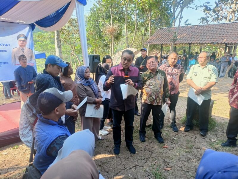 Dede Yusuf menghadiri penyerahan sertifikat dan sosialisasi pertanahan Program PTSL di Kampung Cidadap, Desa Padalarang, Kecamatan Padalarang, Kabupaten Bandung Barat, Jumat (10/7/2026). Foto: Abdul Kholilulloh 