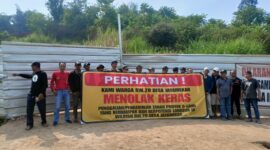 Spanduk protes yang dipasang warga RW20, Perumahan Citra Padalarang Desa Jayamekar (foto: Abdul Kholilulloh)