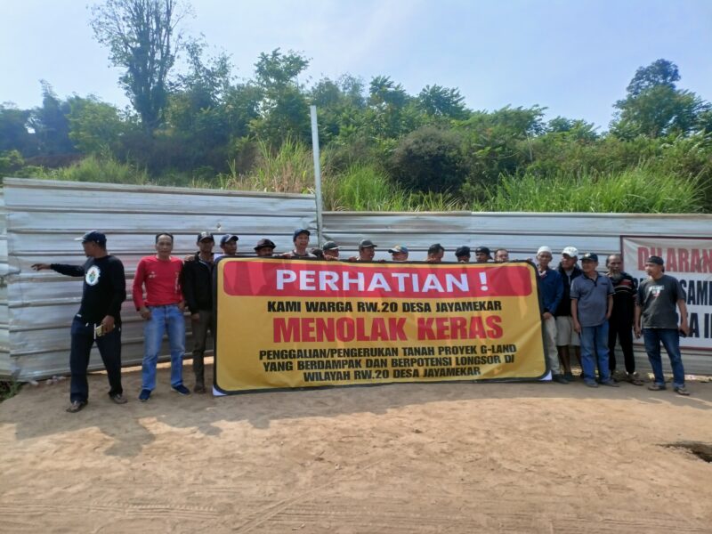 Spanduk protes yang dipasang warga RW20, Perumahan Citra Padalarang Desa Jayamekar (foto: Abdul Kholilulloh)