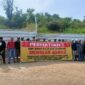 Spanduk protes yang dipasang warga RW20, Perumahan Citra Padalarang Desa Jayamekar (foto: Abdul Kholilulloh)