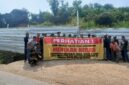 Spanduk protes yang dipasang warga RW20, Perumahan Citra Padalarang Desa Jayamekar (foto: Abdul Kholilulloh)