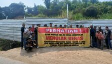 Spanduk protes yang dipasang warga RW20, Perumahan Citra Padalarang Desa Jayamekar (foto: Abdul Kholilulloh)