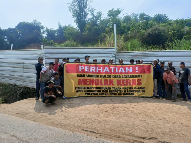 Spanduk protes yang dipasang warga RW20, Perumahan Citra Padalarang Desa Jayamekar (foto: Abdul Kholilulloh)