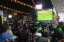 Antusiasme masyarakat menyambut laga final Piala Dunia 2026 antara Spanyol vs Argentina begitu tinggi di halaman minimarket Baloper Padalarang (foto: Abdul Kholilulloh)