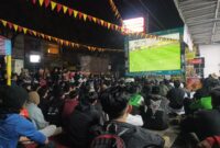 Antusiasme masyarakat menyambut laga final Piala Dunia 2026 antara Spanyol vs Argentina begitu tinggi di halaman minimarket Baloper Padalarang (foto: Abdul Kholilulloh)