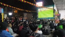 Antusiasme masyarakat menyambut laga final Piala Dunia 2026 antara Spanyol vs Argentina begitu tinggi di halaman minimarket Baloper Padalarang (foto: Abdul Kholilulloh)