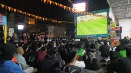 Antusiasme masyarakat menyambut laga final Piala Dunia 2026 antara Spanyol vs Argentina begitu tinggi di halaman minimarket Baloper Padalarang (foto: Abdul Kholilulloh)