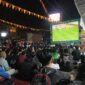 Antusiasme masyarakat menyambut laga final Piala Dunia 2026 antara Spanyol vs Argentina begitu tinggi di halaman minimarket Baloper Padalarang (foto: Abdul Kholilulloh)