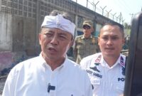 Sekretaris Daerah (Sekda) Provinsi Jawa Barat, Herman Suryatman didampingi Kabid Trantibum Satpol PP Jabar, Gatot Sambas (foto: Abdul Kholilulloh)