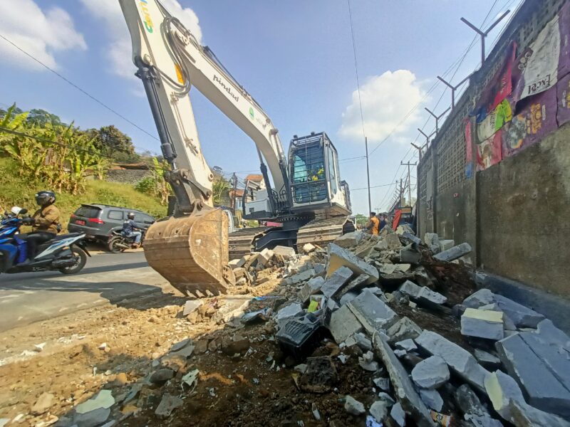 Pemprov Jabar menertibkan 16 bangunan liar (bangli) yang berdiri di Ruang Milik Jalan (Rumija) di Jalan Raya Purwakarta–Bandung, Desa Tagog Apu, Kecamatan Padalarang, Kabupaten Bandung Barat (KBB), pada Selasa, 21 Juli 2026. Foto: Abdul Kholilulloh 