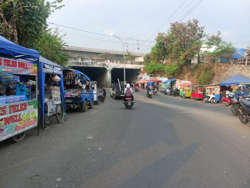 PKL Underpas Stasiun Padalarang Bandung Barat (foto: Abdul Kholilulloh)