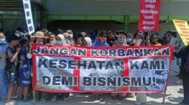 Spanduk berisi kritikan dibawa emak-emak dalam aksi demo di PT Kurnia Marmer, Desa Ciburuy, Kecamatan Padalarang, Bandung Barat. Sabtu (25/7). Foto: Abdul Kholilulloh 