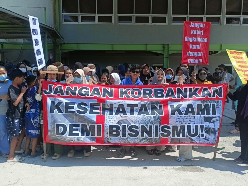 Spanduk berisi kritikan dibawa emak-emak dalam aksi demo di PT Kurnia Marmer, Desa Ciburuy, Kecamatan Padalarang, Bandung Barat. Sabtu (25/7). Foto: Abdul Kholilulloh 