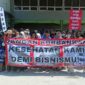 Spanduk berisi kritikan dibawa emak-emak dalam aksi demo di PT Kurnia Marmer, Desa Ciburuy, Kecamatan Padalarang, Bandung Barat. Sabtu (25/7). Foto: Abdul Kholilulloh 