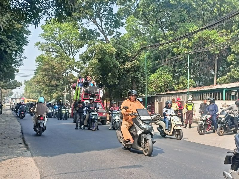 Buruh kembali menggelar aksi unjuk rasa pada Kamis (30/7/2026). foto: Abdul Kholilulloh 