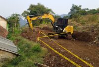 Satpol PP KBB tutup aktivitas dugaan penggundulan lahan di kawasan perbukitan Kampung Cilutung, Desa Singajaya, Kecamatan Cihampelas, Kabupaten Bandung Barat (KBB), yang viral di media sosial (foto: Abdul Kholilulloh)