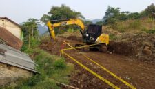 Satpol PP KBB tutup aktivitas dugaan penggundulan lahan di kawasan perbukitan Kampung Cilutung, Desa Singajaya, Kecamatan Cihampelas, Kabupaten Bandung Barat (KBB), yang viral di media sosial (foto: Abdul Kholilulloh)
