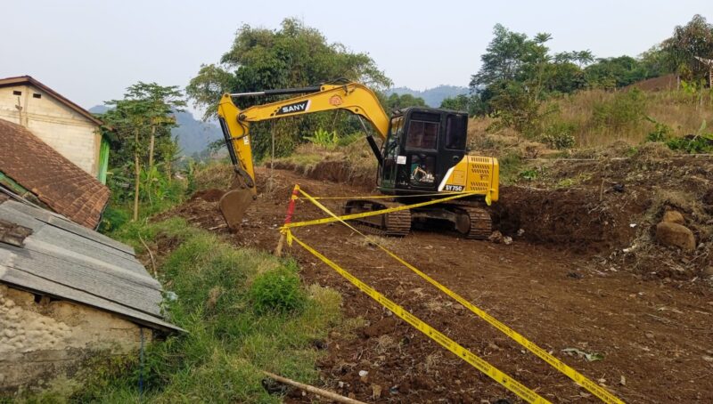 Satpol PP KBB tutup aktivitas dugaan penggundulan lahan di kawasan perbukitan Kampung Cilutung, Desa Singajaya, Kecamatan Cihampelas, Kabupaten Bandung Barat (KBB), yang viral di media sosial (foto: Abdul Kholilulloh)