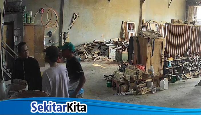 Video pemalakan oknum preman terekam kamera CCTV dan viral di media sosial kini telah dilaporkan kepada pihak kepolisian (foto: tangkapan layar video viral @infobdgbaratcimahi)