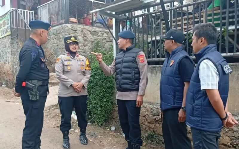 Polisi olah TKP usai ledakan mortir di Kampung Ciparang RT 04 RW 07, Desa Cipatat, Kecamatan Cipatat, Kabupaten Bandung Barat, Rabu (8/7/2026), foto: istimewa 