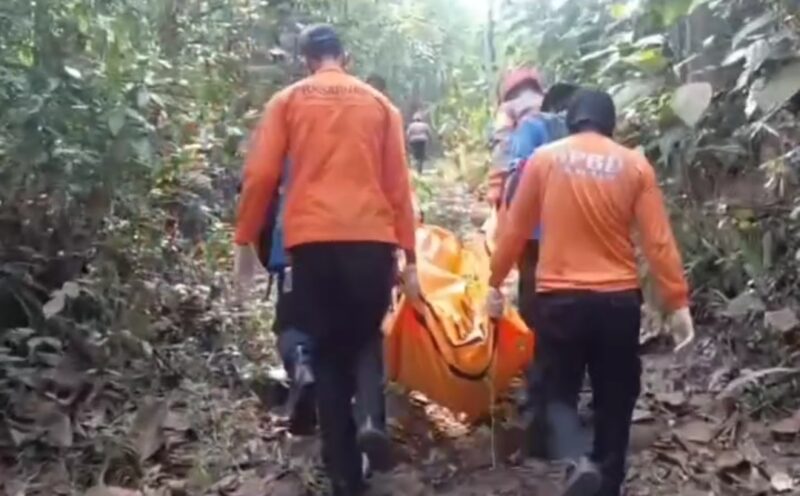 Tim SAR Gabungan berhasil menemukan Karman (54), seorang Aparatur Sipil Negara (ASN) asal Kabupaten Bandung Barat yang sebelumnya dilaporkan hilang di kawasan hutan Desa Bunihayu, Subang (foto: SAR Bandung)