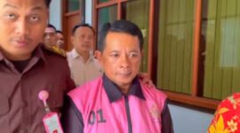 Ini tampang S ASN Bandung Barat yang jadi tersangka kasus korupsi dana hibah (foto: tangkapan layar video Jabarekpres)