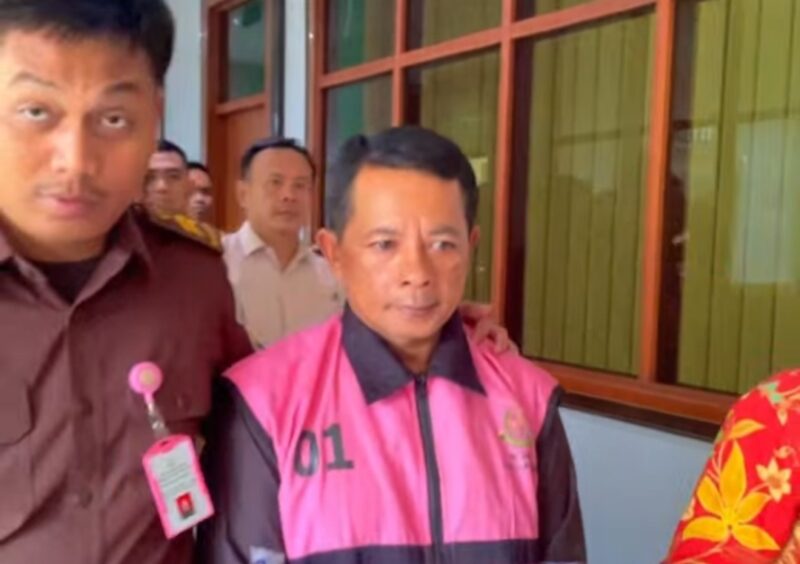 Ini tampang S ASN Bandung Barat yang jadi tersangka kasus korupsi dana hibah (foto: tangkapan layar video Jabarekpres)