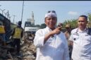 Sekretaris Daerah (Sekda) Provinsi Jawa Barat, Herman Suryatman didampingi Kabid Trantibum Satpol PP Jabar, Gatot Sambas
saat meninjau penertiban bangli di Desa Tagog Apu Kecamatan Padalarang KBB (foto: Abdul Kholilulloh)