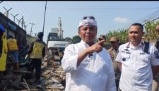 Sekretaris Daerah (Sekda) Provinsi Jawa Barat, Herman Suryatman didampingi Kabid Trantibum Satpol PP Jabar, Gatot Sambas
saat meninjau penertiban bangli di Desa Tagog Apu Kecamatan Padalarang KBB (foto: Abdul Kholilulloh)