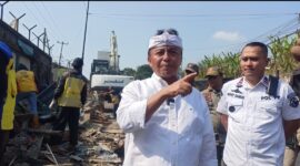 Sekretaris Daerah (Sekda) Provinsi Jawa Barat, Herman Suryatman didampingi Kabid Trantibum Satpol PP Jabar, Gatot Sambas
saat meninjau penertiban bangli di Desa Tagog Apu Kecamatan Padalarang KBB (foto: Abdul Kholilulloh)
