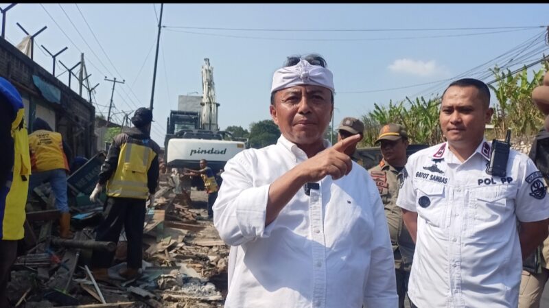 Sekretaris Daerah (Sekda) Provinsi Jawa Barat, Herman Suryatman didampingi Kabid Trantibum Satpol PP Jabar, Gatot Sambas
saat meninjau penertiban bangli di Desa Tagog Apu Kecamatan Padalarang KBB (foto: Abdul Kholilulloh)