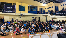 Ribuan Bobotoh tumplek di momen Laga Final Persib Bandung vs Persebaya Surabaya di GOR Sangkuriang Cimahi (foto: Abdul Kholilulloh)