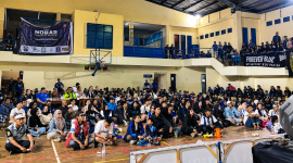 Ribuan Bobotoh tumplek di momen Laga Final Persib Bandung vs Persebaya Surabaya di GOR Sangkuriang Cimahi (foto: Abdul Kholilulloh)