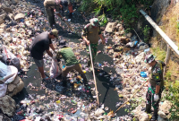 Satgas Citarum Harum Sub 3 Sektor 4 bergerak cepat melakukan pembersihan aliran Sungai Cihaur di Desa Padalarang (foto: istimewa)