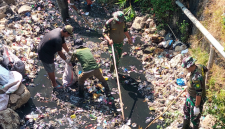 Satgas Citarum Harum Sub 3 Sektor 4 bergerak cepat melakukan pembersihan aliran Sungai Cihaur di Desa Padalarang (foto: istimewa)