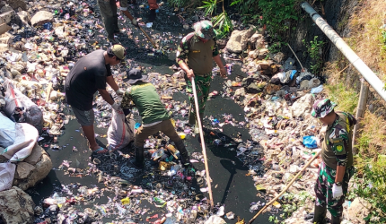 Pasca Viral, Satgas Citarum Gerak Cepat Bersihkan Tumpukan Sampah di Sungai Cihaur Padalarang