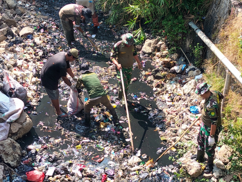 Satgas Citarum Harum Sub 3 Sektor 4 bergerak cepat melakukan pembersihan aliran Sungai Cihaur di Desa Padalarang (foto: istimewa)