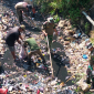 Satgas Citarum Harum Sub 3 Sektor 4 bergerak cepat melakukan pembersihan aliran Sungai Cihaur di Desa Padalarang (foto: istimewa)