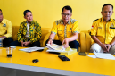 Pengurus Harian DPD Partai Golkar KBB, Gaston Barus, didampingi jajaran pengurus DPD Golkar KBB (foto: Abdul Kholilulloh)