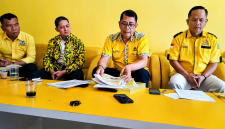 Pengurus Harian DPD Partai Golkar KBB, Gaston Barus, didampingi jajaran pengurus DPD Golkar KBB (foto: Abdul Kholilulloh)