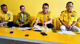 Pengurus Harian DPD Partai Golkar KBB, Gaston Barus, didampingi jajaran pengurus DPD Golkar KBB (foto: Abdul Kholilulloh)