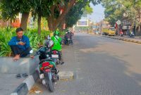 Sejumlah pengemudi ojek online (ojol) mendukung kebijakan penertiban parkir liar, namun meminta Pemkot Cimahi siapkan ruang tunggu (foto: Abdul Kholilulloh)