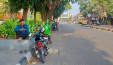 Sejumlah pengemudi ojek online (ojol) mendukung kebijakan penertiban parkir liar, namun meminta Pemkot Cimahi siapkan ruang tunggu (foto: Abdul Kholilulloh)