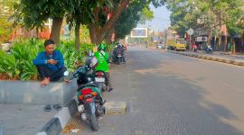 Sejumlah pengemudi ojek online (ojol) mendukung kebijakan penertiban parkir liar, namun meminta Pemkot Cimahi siapkan ruang tunggu (foto: Abdul Kholilulloh)
