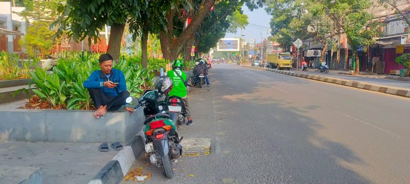 Sejumlah pengemudi ojek online (ojol) mendukung kebijakan penertiban parkir liar, namun meminta Pemkot Cimahi siapkan ruang tunggu (foto: Abdul Kholilulloh)