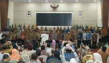Rapat Koordinasi Program Pencegahan Korupsi Monitoring Controlling for Surveillance (MCSP) bersama Gubernur Jawa Barat Dedi Mulyadi (foto: istimewa)