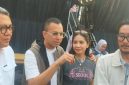 Utusan Khusus Presiden Bidang Pembinaan Generasi Muda dan Pekerja Seni, Raffi Ahmad didampingi istri saat menghadiri JAJARANS FESTIVAL di Kota Baru Parahyangan Kecamatan Padalarang Kabupaten Bandung Barat (foto: Abdul Kholilulloh)